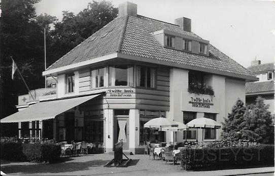 Bedrijven in Zeist0011, 't Witte Huis, Pension en Lunchroom. 1935.jpg - Op den hoek van de Donkerelaan – Hoogeweg, vestigde in 1926 een theehuis van de familie J. de Bruin en in 1929 vestigde hier de heer A. de Bruine, beroep banketbakker een Lunchroom genaamd:  ’t Witte Huis. Later kwam hier nog een Militair Tehuis en Casa Blanca. In 1983 is het pand door brand verwoest. Links is nog een gedeelte van de MAVO garage te zien. Foto omstreeks 1935.